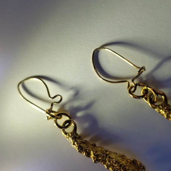 Gold dangle seahorse music note shaped cluster nugget earrings - Picture 4 of 7